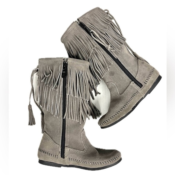 Minnetonka Grey 2-Layer Fringe Boots - Size 6 - Picture 6 of 11